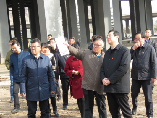 省委常委、西寧市委書記王曉在青海省物產(chǎn)集團(tuán)總公司黨委書記、總經(jīng)理王玉輝陪同下，深入青海物產(chǎn)朝陽物流園區(qū)。